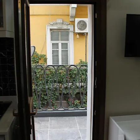 Beyoglu Asmalimescit'te Mobilyali Balkonlu Daire