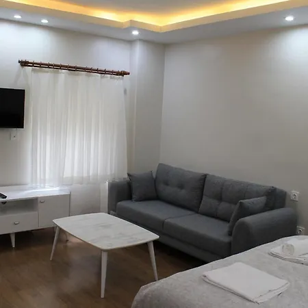 Beyoglu Asmalimescit'te Mobilyali Balkonlu Daire